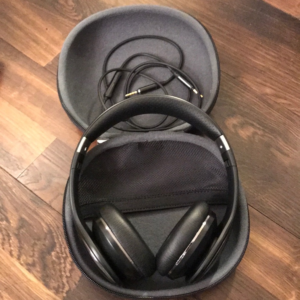 Samsung Level On Headphones and Case